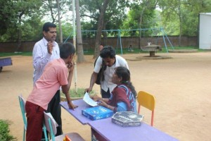Kabilan_parents_interacting_with_teacher